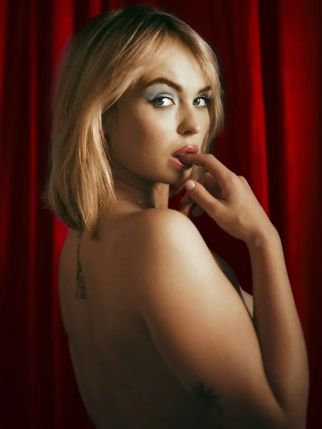 Lilly Bell Kimdir? | LoveinBUZZ Creator Profile 4 Lilly Bell Kimdir