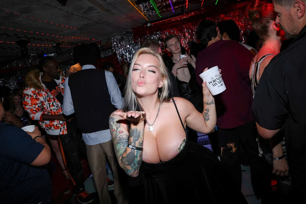 Pornhub Awards Fiesta 2026: Angela White, Serenity Cox ve Cubbi Thompson Kutlamalara Katıldı 3 Pornhub Awards 2026 sonrası düzenlenen Fiesta etkinliğinde Angela White, Serenity Cox, Cubbi Thompson ve birçok creator bir araya geldi.