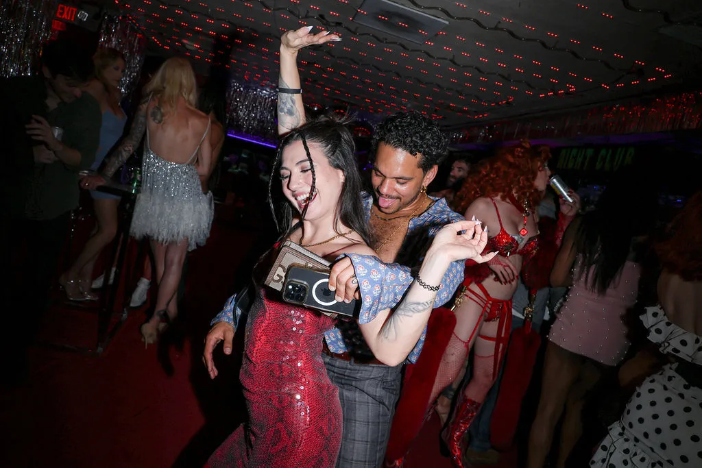 Pornhub Awards Fiesta 2026: Angela White, Serenity Cox ve Cubbi Thompson Kutlamalara Katıldı 5 Pornhub Awards 2026 sonrası düzenlenen Fiesta etkinliğinde Angela White, Serenity Cox, Cubbi Thompson ve birçok creator bir araya geldi.