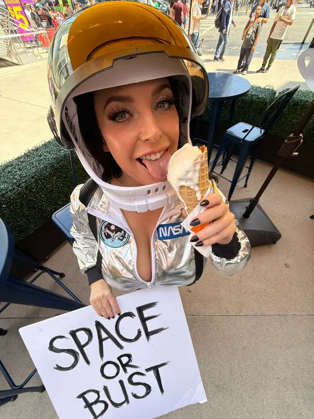 Angela White’tan Sınırları Zorlayan Hedef: “Uzayda İçerik Üretmek İstiyorum” 1 angela white space